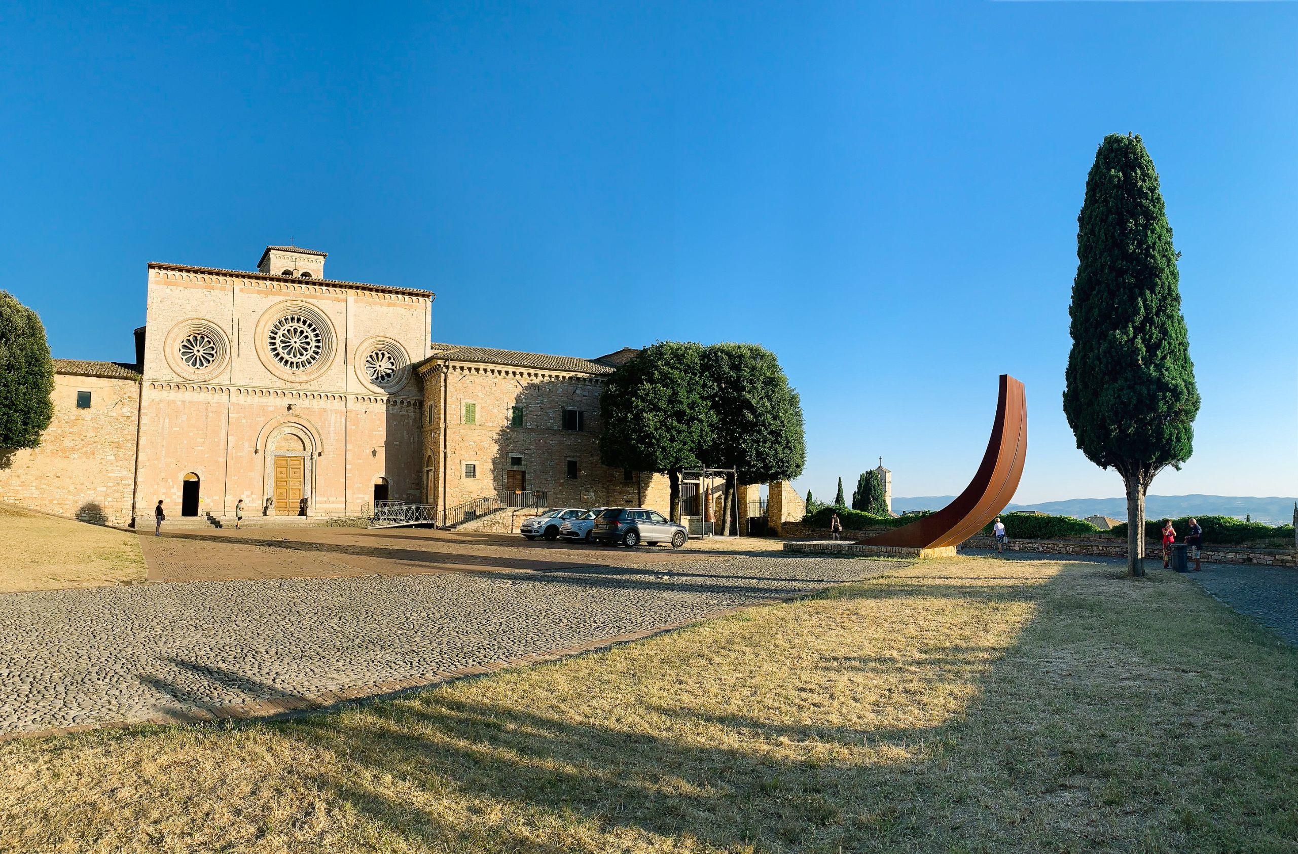 Chiesa solitaria in pietra su una collina, paesaggio rurale umbro